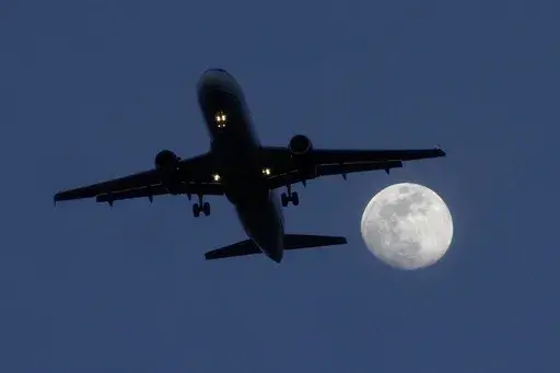 A commercial airliner approaches Chicago's O'Hare International Airport, Feb. 21, 2024, in Norridge, Ill. Cracked windshields on jetliners and engine problems that cause flight delays don't normally attract much attention, but routine and rare problems with passenger planes are attracting an unusual amount of news coverage. (AP Photo/Charles Rex Arbogast, File)